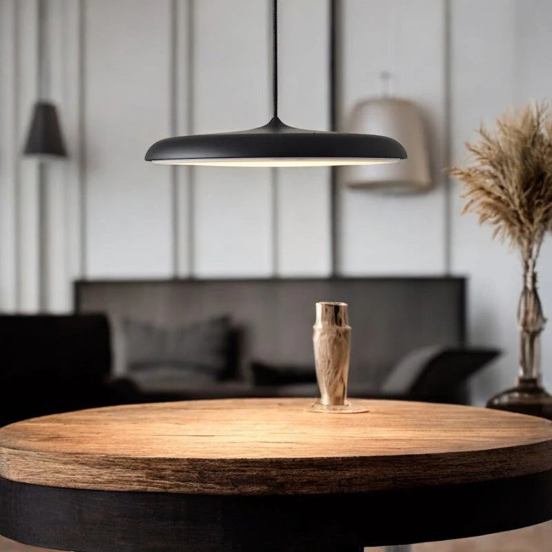 Nowoczesna lampa wisząca LED – ultracienki klosz, designerskie oświetlenie sufitowe do salonu lub jadalni