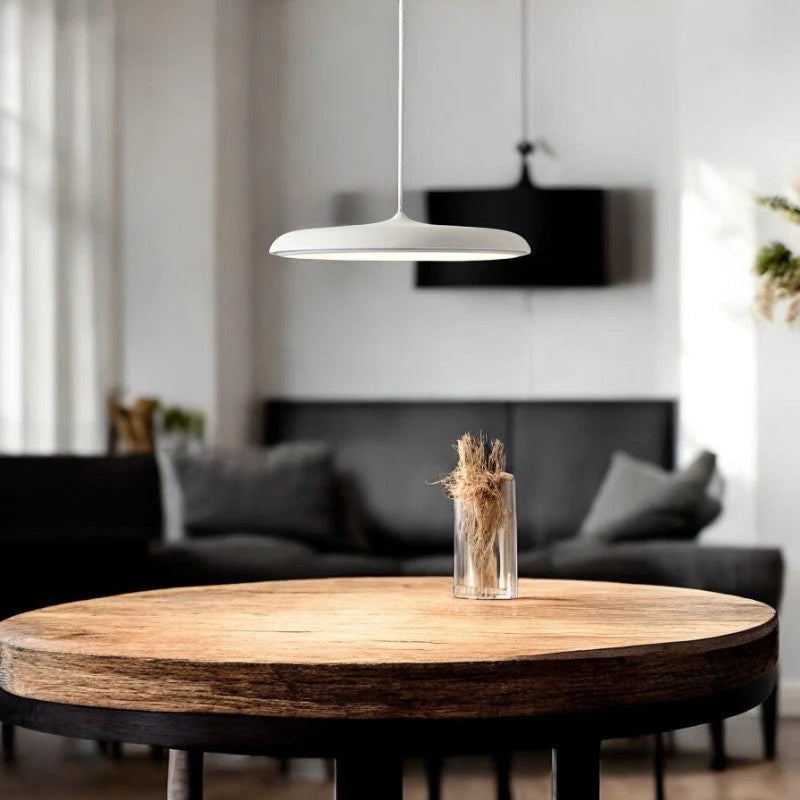 Nowoczesna lampa wisząca LED – ultracienki klosz, designerskie oświetlenie sufitowe do salonu lub jadalni