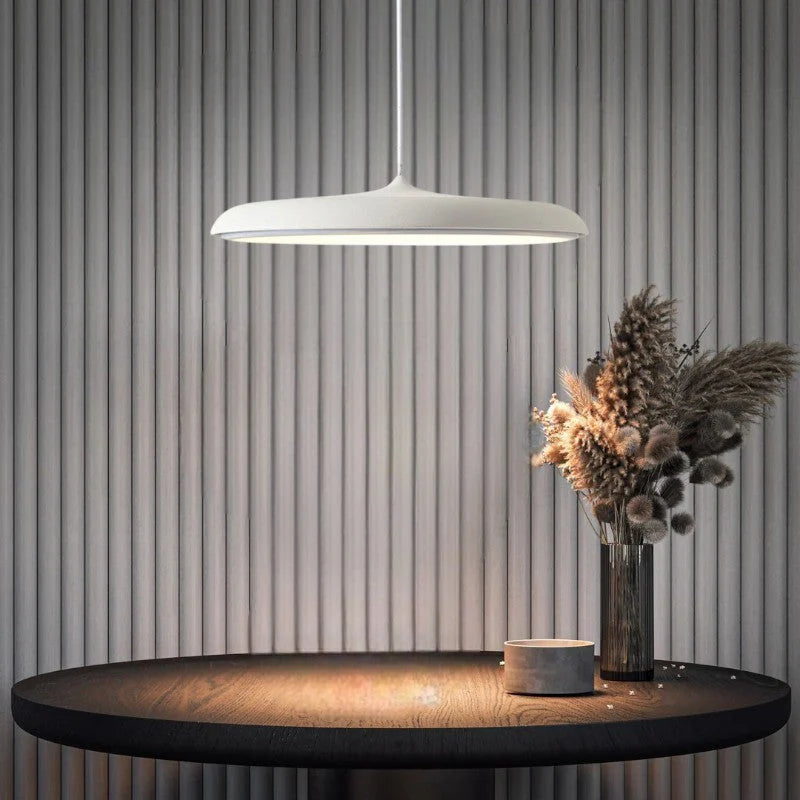Nowoczesna lampa wisząca LED – ultracienki klosz, designerskie oświetlenie sufitowe do salonu lub jadalni