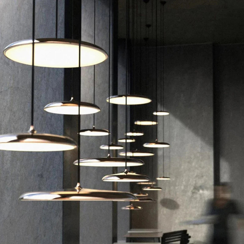 Nowoczesna lampa wisząca LED – ultracienki klosz, designerskie oświetlenie sufitowe do salonu lub jadalni