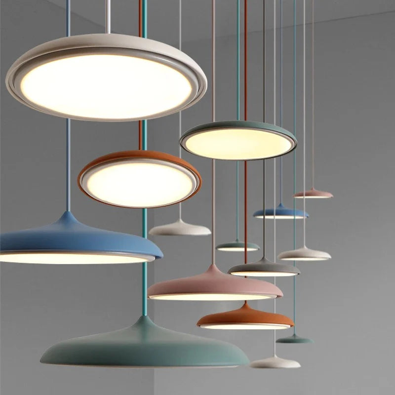 Nowoczesna lampa wisząca LED – ultracienki klosz, designerskie oświetlenie sufitowe do salonu lub jadalni
