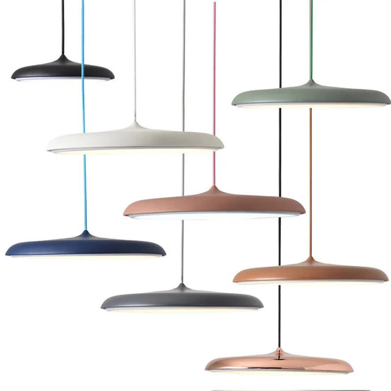 Nowoczesna lampa wisząca LED – ultracienki klosz, designerskie oświetlenie sufitowe do salonu lub jadalni