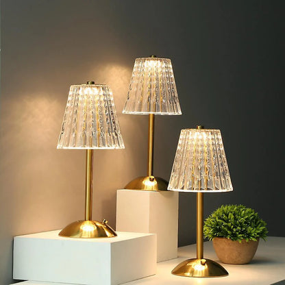 Elegancka lampa stołowa LED z kryształowym kloszem i złotym wykończeniem – włączana na dotyk