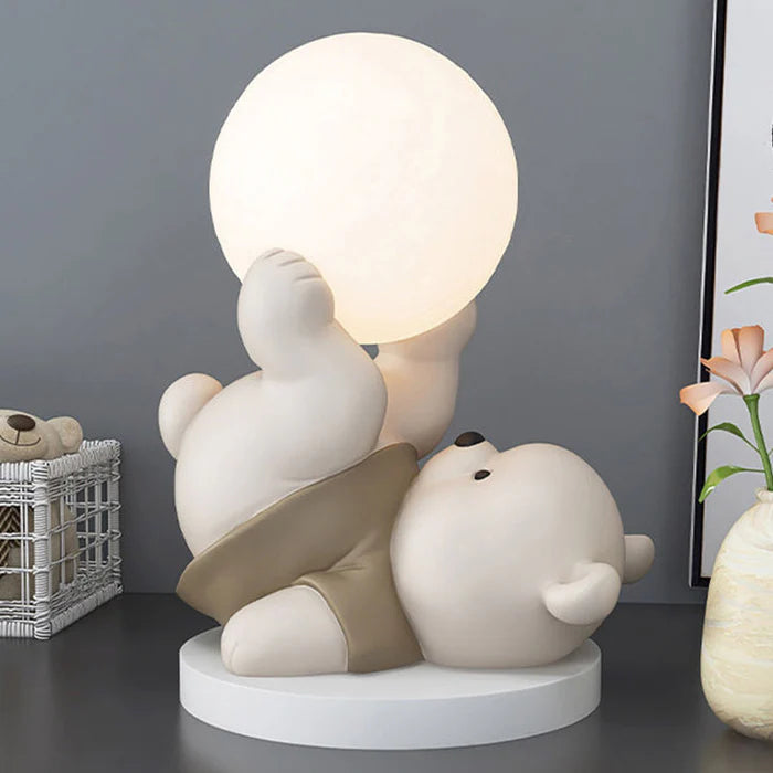 Dekoracyjna lampka nocna LED miś z kulą – urocza lampka stołowa do pokoju dziecięcego