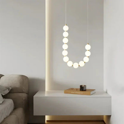 Lampa wisząca LED nowoczesna – efektowna forma naszyjnika z kulami świetlnymi