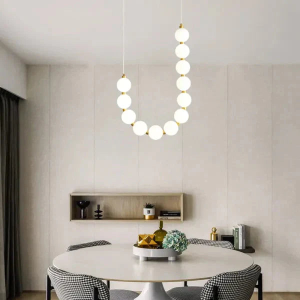 Lampa wisząca LED nowoczesna – efektowna forma naszyjnika z kulami świetlnymi