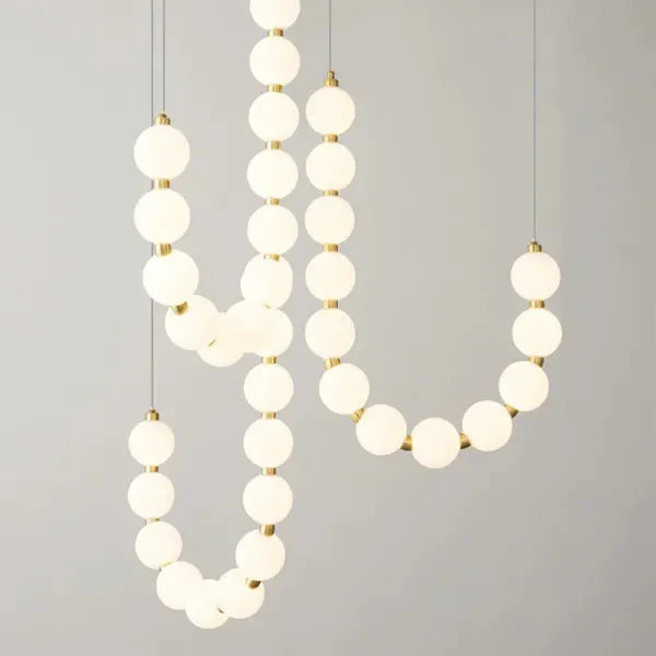 Lampa wisząca LED nowoczesna – efektowna forma naszyjnika z kulami świetlnymi