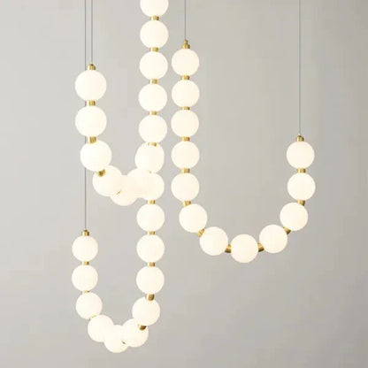 Lampa wisząca LED nowoczesna – efektowna forma naszyjnika z kulami świetlnymi