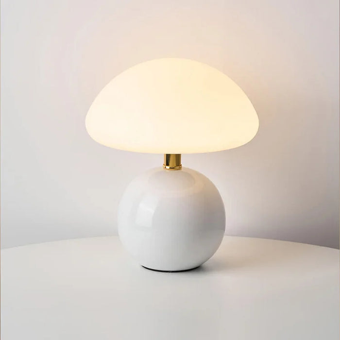 Nowoczesna lampa stołowa z kulistą podstawą i kloszem w kształcie grzybka – styl minimalistyczny