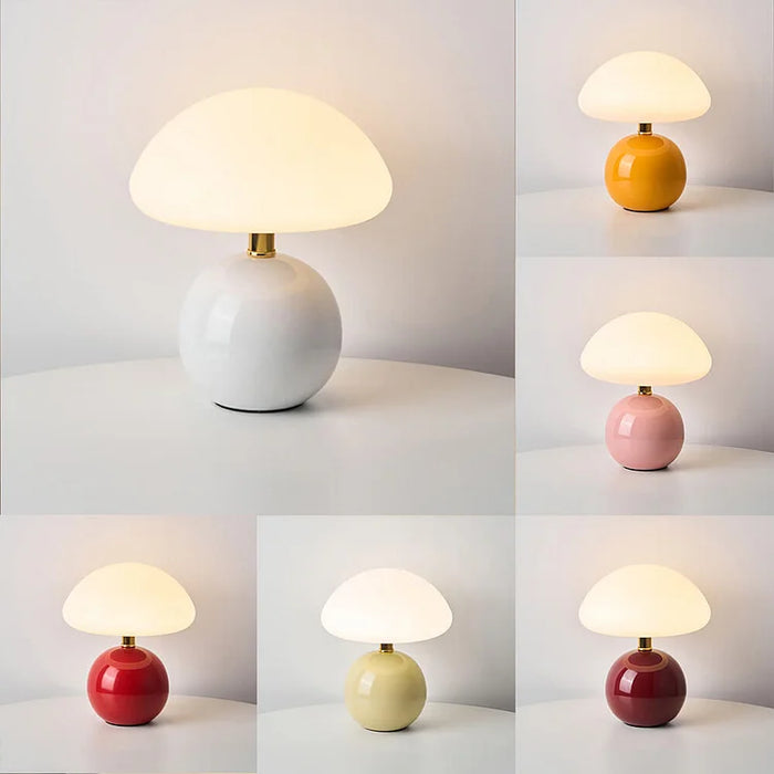 Nowoczesna lampa stołowa z kulistą podstawą i kloszem w kształcie grzybka – styl minimalistyczny