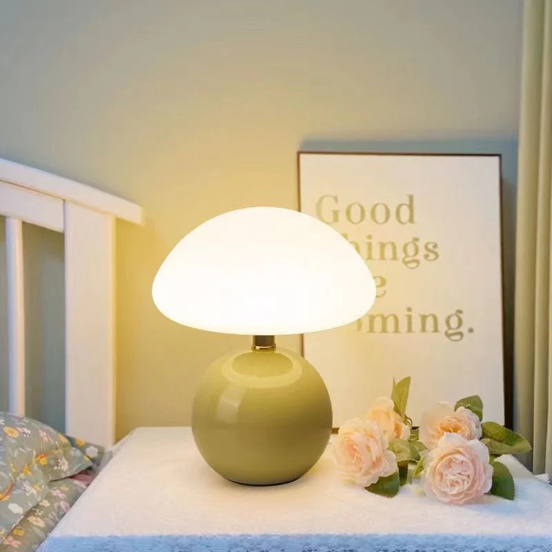 Nowoczesna lampa stołowa z kulistą podstawą i kloszem w kształcie grzybka – styl minimalistyczny