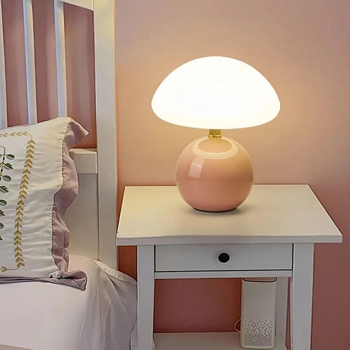 Nowoczesna lampa stołowa z kulistą podstawą i kloszem w kształcie grzybka – styl minimalistyczny