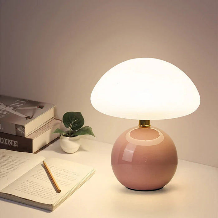Nowoczesna lampa stołowa z kulistą podstawą i kloszem w kształcie grzybka – styl minimalistyczny