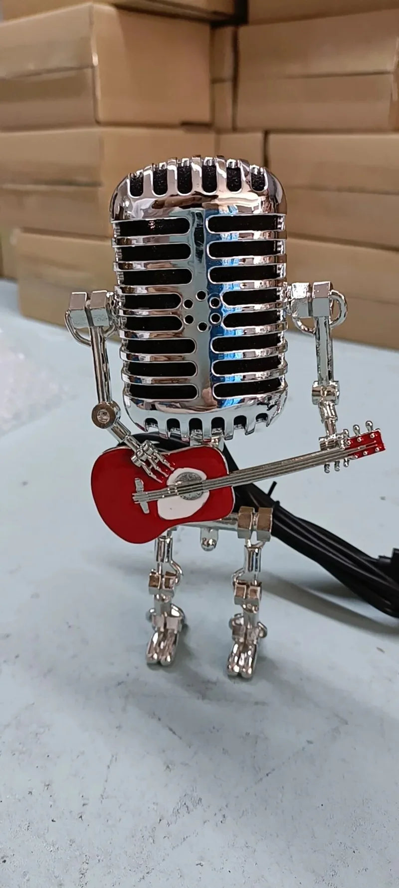 Lampa retro mikrofon z gitarą – dekoracyjna lampka LED w stylu robota muzyka
