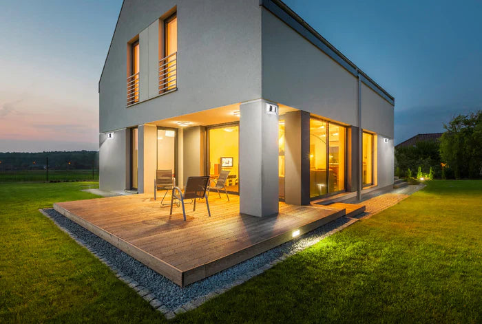 Zestaw 4 solarnych lamp ogrodowych LED – kinkiety z czujnikiem zmierzchu, montaż na ścianę
